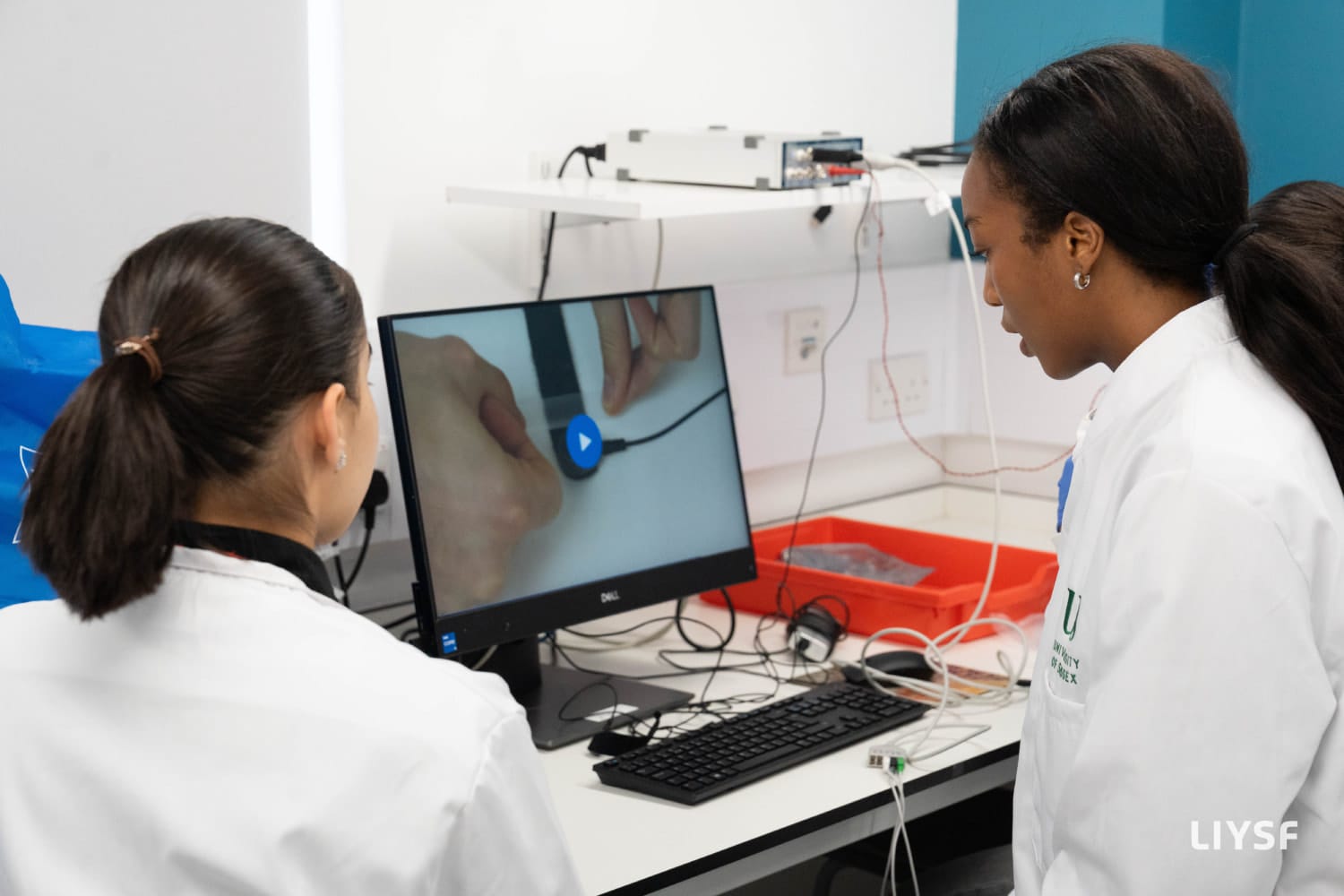 LIYSF 2025 students analysing a laboratory demonstration on a computer screen during a scientific visit